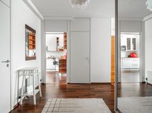 Näkymä ulko-ovelta