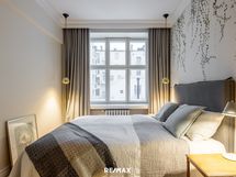 Makuuhuoneen ikkunat avautuvat sisäpihalle.