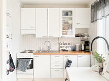 Keittiössä on mukavasti kaappi- ja laskutilaa.