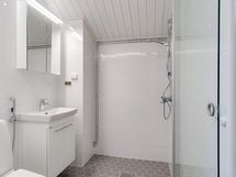 Yläkerran kylpyhuone