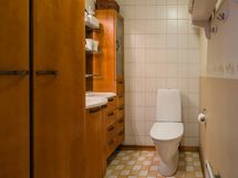 WC:ssä runsaasti kaappitilaa