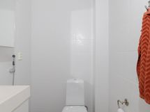 Päämakuuhuoneen yhteydessä oleva wc/ Wc även i samband med huvudsovrummet