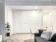 Asunnossa on reilusti säilytystilaa kiitos olohuoneen kaapiston.