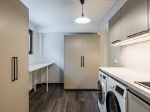 Kylpyhuoneen vieressä on juuri uusittu kodinhoitohuone.