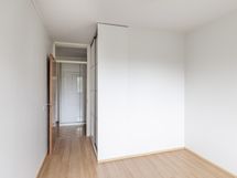 Makuuhuone erillisen WC:n vieressä