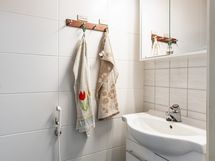 Talon toinen wc sijaitsee kodinhoitohuoneeseen