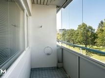 Lasitettu parveke olohuoneen jatkeena