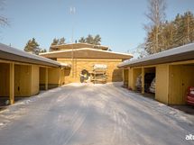 Huoneistolle kuuluu autokatospaikka, josta ei peritä erillistä vastiketta.