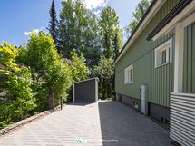 Talon sivussa sähköauton latauspiste