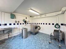 Taloyhtiön pesutuvassa peset isommatkin pyykit näppärästi.