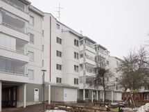 Lasitettu parveke on sisäpihan suuntaan, itään.