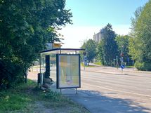 Kulman takana Talvikkitien varrella on bussipysäkki.