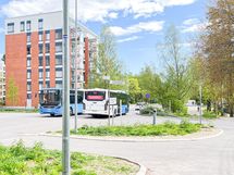 Alueella liikennöi useita paikallisbusseja.