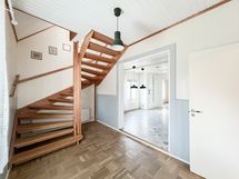 Takapihan puoleinen sisäänkäynti aula
