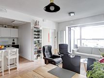 Ruokailutilasta näkymä keittiöön