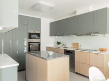 Kaunis ja mietitty keittiö