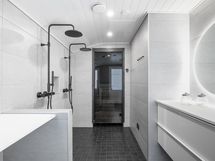 Kylpyhuoneessa kaksi suihkua