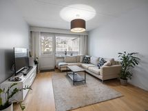 Olohuoneesta käynti parvekkeelle.