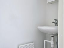 Ullakkohuoneen wc.