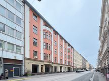 Vuonna 1925 rakennettu yhtiö seisoo omalla tontillaan palvelujen äärellä.