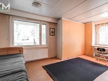 Olohuoneen viereinen makuuhuone