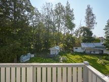 Parvekenäkymä pihalle.