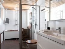 Isompi kylpyhuone, jossa amme ja ikkuna parvekkeelle