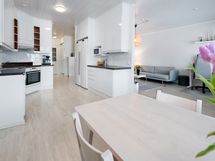 kaunis vaaleasävyinen keittiö