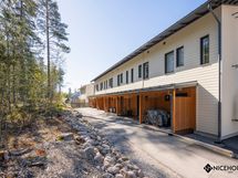 Rauhallinen metsään rajoittuva sijainti.