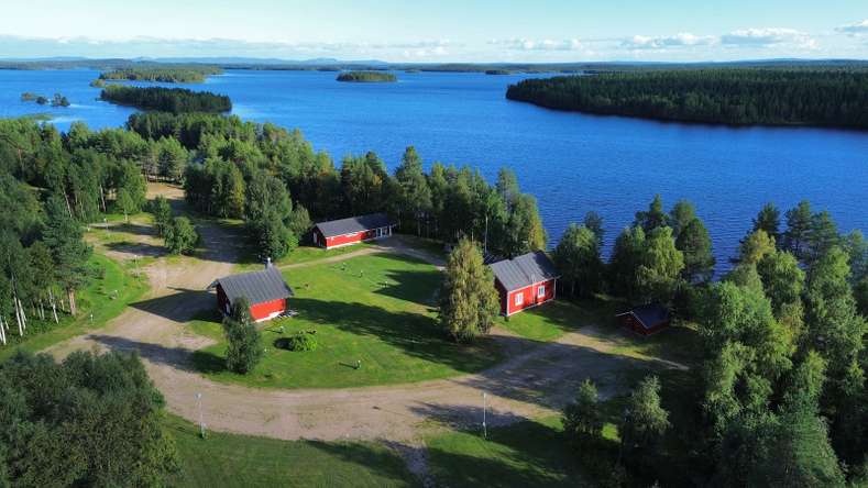 Loma-asunto, Hirsinen loma-asunto,vierasmökki,  saunarakennus (molemmille miehille ja naisille omat puolet), liiterit, varastot, 87 m², Ala-Kitka, Kuusamo