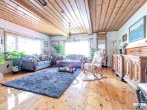 Olohuone, ikkunat järvelle päin