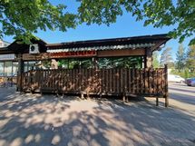 Julkisivua ja terassia