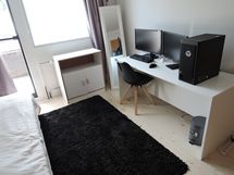 Yläkerran makuuhuone + kulku parvekkeelle