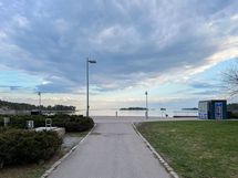 Aurinkolahden ranta kävelyetäisyydellä asunnolta.