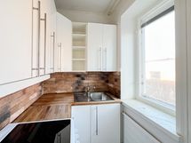 Keittokomero on siistikuntoinen ja siellä on iso ikkuna.