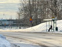 Bussipysäkeille kävelee muutamassa minuutissa.