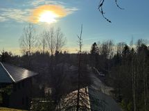 Auringon laskua tontin kalliolta