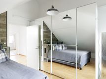 Makuuhuone, josta käynti parvekkeelle