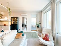 Olohuone, avokeittiö ja parveke muodostavat hyvin suunnitellun kokonaisuuden.