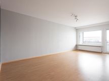 Iso valoisa olohuone