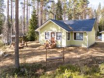 Julkisivu mökistä takaa