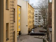 Keittiön näkymät avoimelle rauhalliselle sisäpihalle