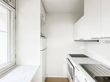 Keittiössä on siistit ja modernit kodinkoneet.