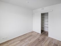 Toisesta makuuhuoneesta löytyy vaatehuone, joka on erotettu liukuovella