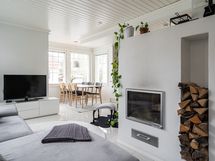 Olohuoneessa on Uuniseppien varaava takka jossa on luukut molemmin puolin