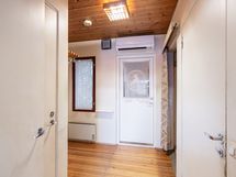 Keskikerroksen eteisessä on ilmalämpöpumppu