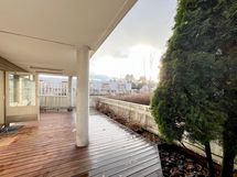 Tervetuloa omalla sisäänkäynnillä ja valtavalla terassilla varustettuun kaksioon!