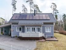 talo etupihan puolelta sekä autokatos, jonka yhteydessä lämmin varasto
