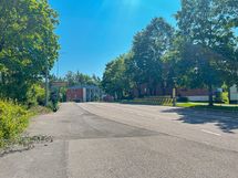 Bussipysäkki ja Alepa fillarit ovat aivan taloyhtiön viereisellä tiellä.