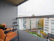 Ylimmän kerroksen saunaosastolta pääsee vilvoittelemaan lasitetulle parvekkeelle.